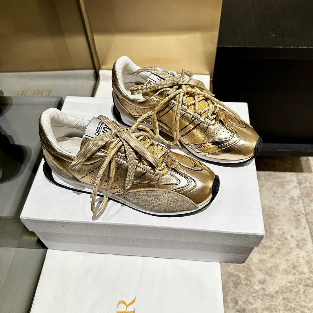👟👟Ex-factory price 560👟👟, 2025, new series, this Dior, C'est sneaker shows eye-catching and fashionable style. Carefully crafted, the 3D printed design of the upper is super fashionable, and the details also add a touch of elegance. The lightweight two-tone sole offers exceptional comfort and sporty style. Can add a stylish touch to any casual look. The tongue and sole are decorated with the Christian Paris logo, and the cowhide design is styled. Women's size 35-40
